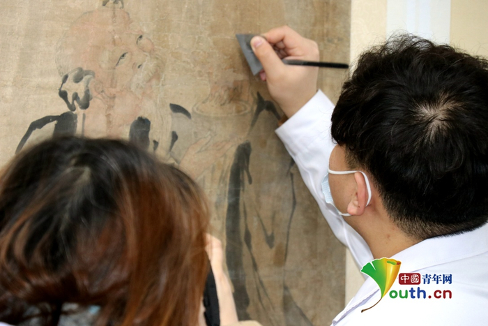 　　修复中心书画修复室修复师正在工作。中国青年网记者姜文山 摄
