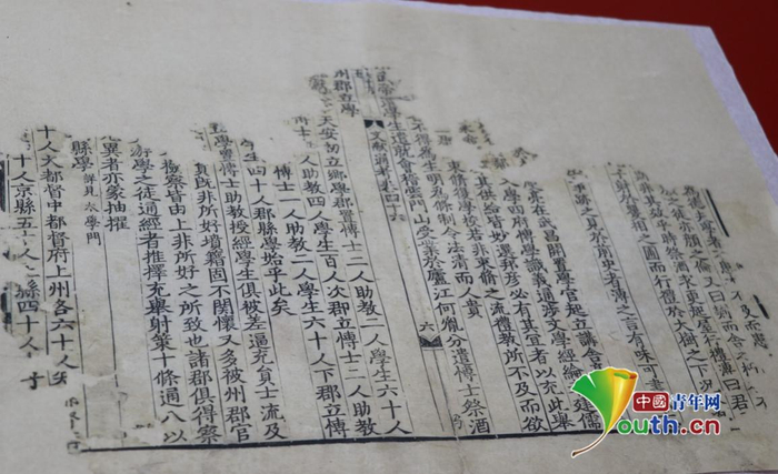 　　修复中心书画修复师摆放的待修复文物。中国青年网记者姜文山 摄