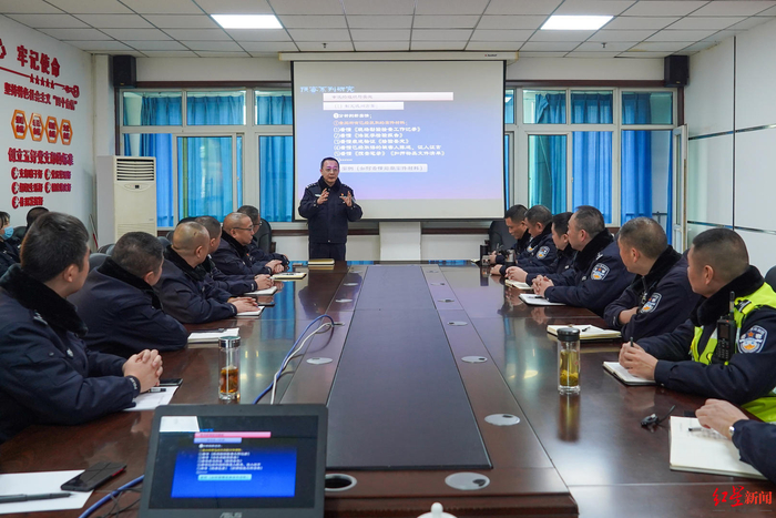 ↑陈峰讲解审讯办案技巧。