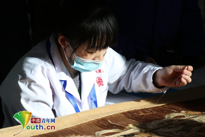 　　织绣工作室修复师在修复一件流失到日本的文物，已经历时近两年。中国青年网记者姜文山 摄