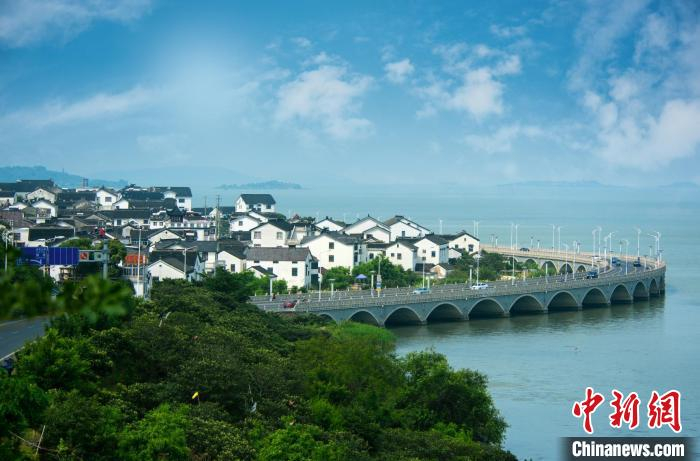 环绕着中国五大淡水湖之一的太湖，是堪称长三角地区物产最为富饶、风景最为优美、人文经济最为发达的水乡。　江苏省交通厅供图