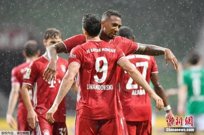 资料图：拜仁队员莱万多夫斯基与队友一起庆祝。