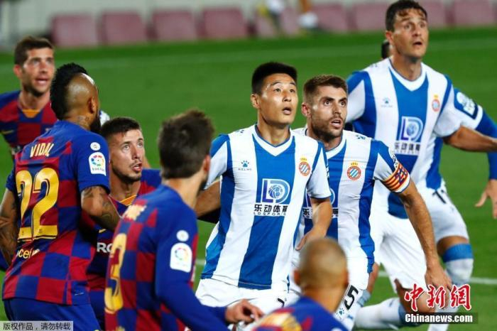 资料图：北京时间7月9日，西甲第35轮巴塞罗那主场迎战西班牙人。上半时双方均无建树，下半时法蒂、洛萨诺染红，双方10打10，苏亚雷斯先拔头筹，85分钟武磊替补出场。最终，巴萨1：0送西班牙人提前3轮降级。图为武磊替补出场。