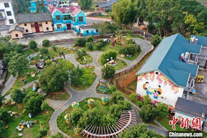 航拍“中国农民画之乡”江西省吉安市万安县的田北农民画村。　刘占昆 摄
