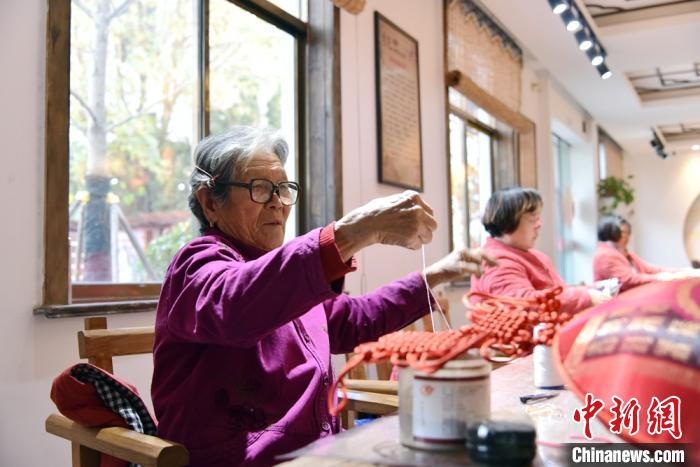 煤炭资源枯竭后，马庄村300余村民从事香包加工，畅销海内外。　朱志庚 摄