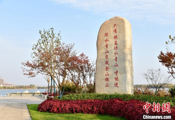 潘安湖西畔神农码头巨石上催人奋进的话语。　朱志庚 摄