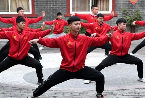 学员们在河南省焦作市温县陈家沟的一个家庭拳馆内练拳（2020年12月14日摄）。新华社记者李嘉南 摄