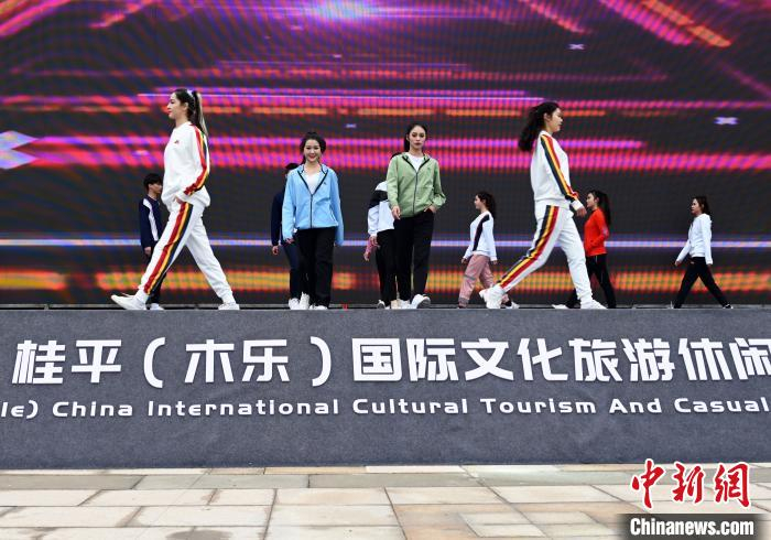 图为服装展示现场。　杨志雄 摄