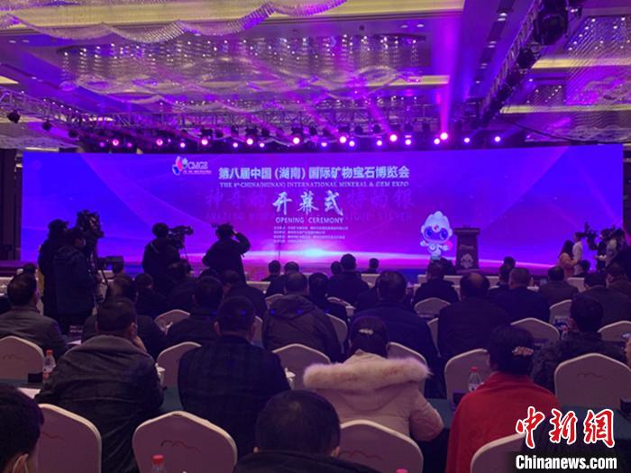 位于郴州市体育中心矿物宝石街的精品展。　鲁毅 摄