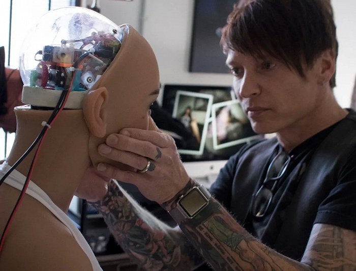 研究人员在调整Realbotix 图/realbotix.com