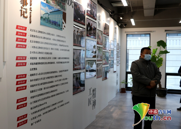 　　乐石文物修复中心负责人正在介绍中心成立的背景及修复保护文物的案例。中国青年网记者姜文山 摄