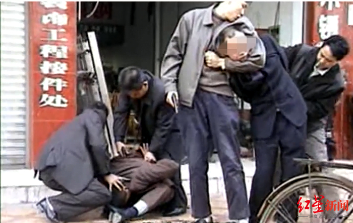 ↑陈峰（最左边）和同事抓获犯罪嫌疑人。