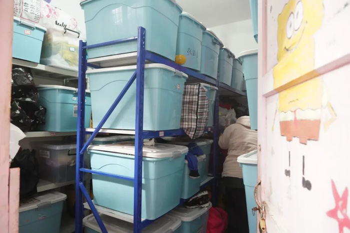 储物间里堆满了患病家庭的收纳盒。新华每日电讯记者水金辰摄