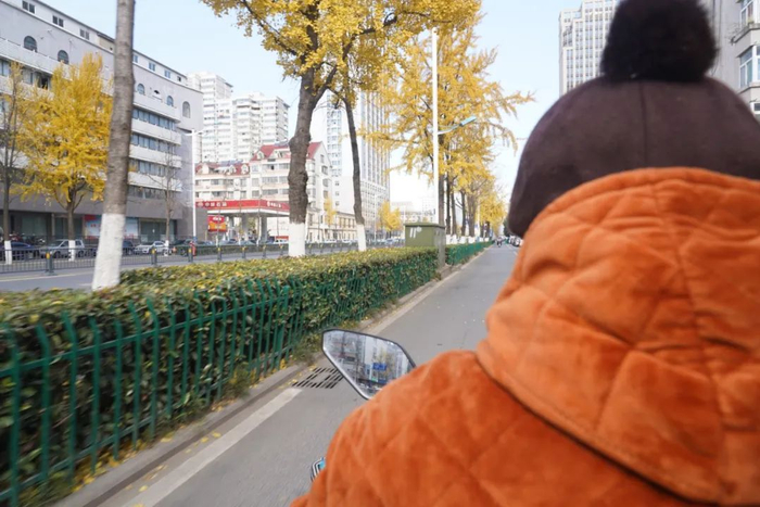 寒风中，施金利从中途宿舍骑车到中科大附一院为陪护的胡伟送饭。新华每日电讯记者水金辰摄