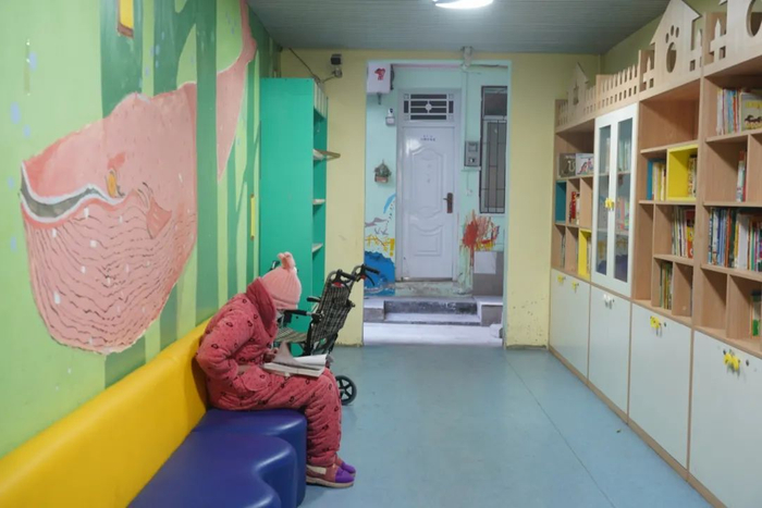 新改造的楼梯间成了孩子阅读的“书吧”。新华每日电讯记者水金辰摄