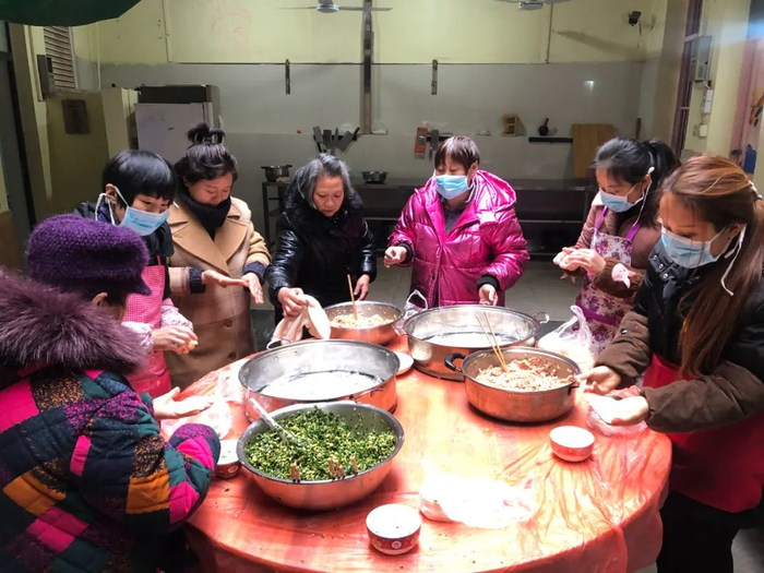 中途宿舍里的几位妈妈在一起包饺子。新华每日电讯记者刘美子摄