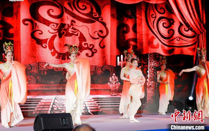     推介会举行河北特色歌舞表演。河北省文旅厅 供图