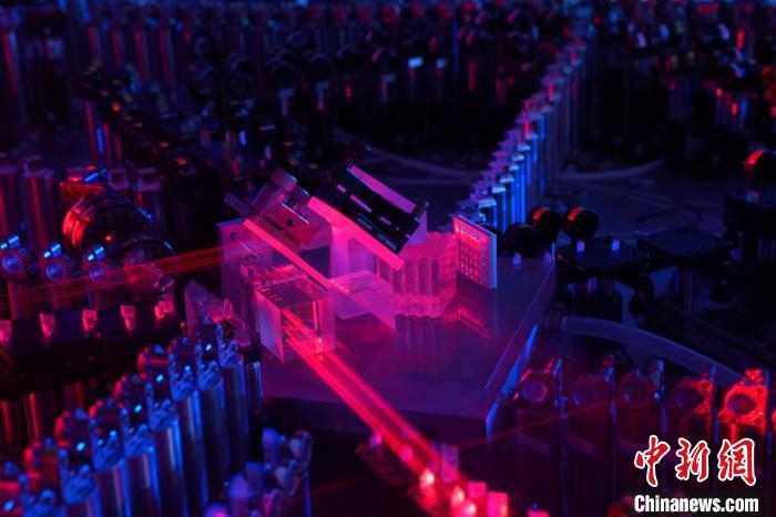 图为光量子干涉实物图。中国科大供图