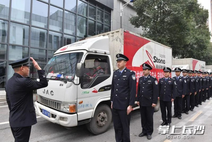 近12吨涉案物品在长沙市公安局食药环支队办公楼前装车，被运往固体废物无害化处理中心进行集中销毁。长沙晚报全媒体记者 邹麟 摄