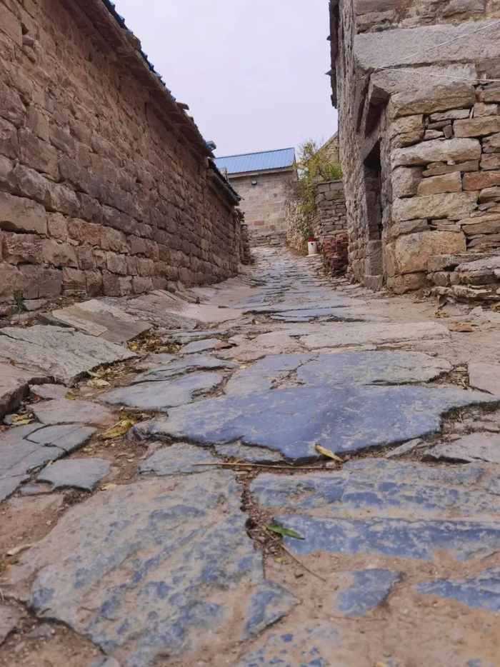 △//悠闲的漫步在青石板路上，感受岁月的流淌