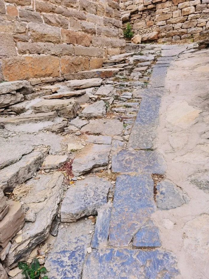 △//青石板路，这是古代通过莱芜的官道