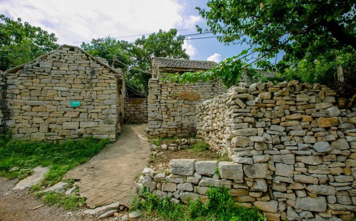 △//错落有致的石头房子，都保存完好