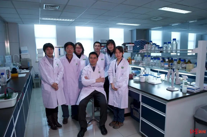  ▲ 赵振东（中）与学生们