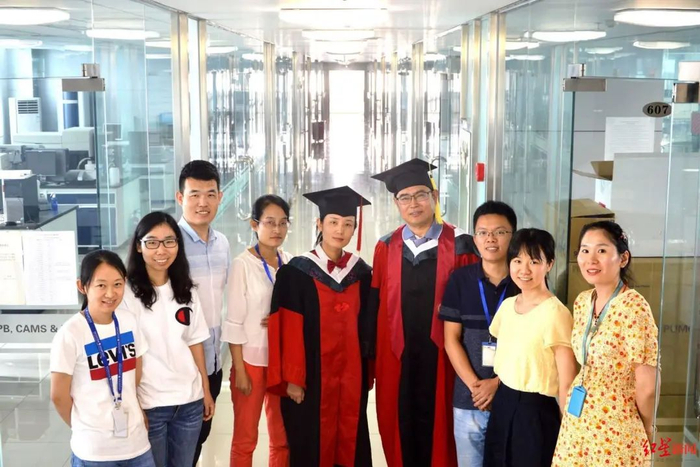 ▲赵振东（右4）和他的学生们