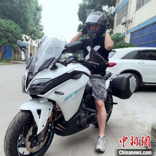 钟捷名在夏天喜欢骑摩托车。钟捷名供图