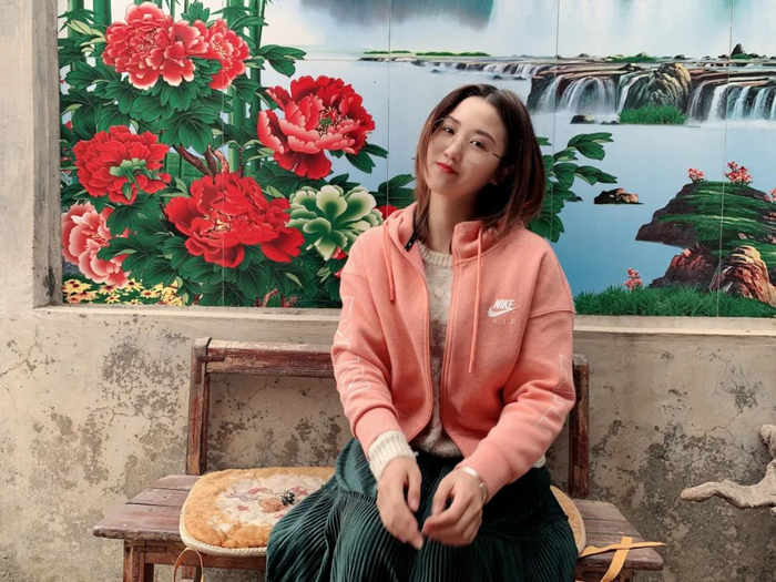 △//坐在老房子前拍照留念，感受不一样的视觉体验