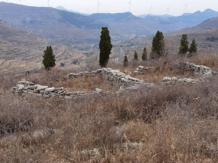 △//如今的齐长城早已没有了往日的风光，战士们休憩的阵营还依稀保留着原样