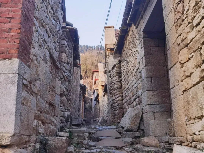 △//层层叠叠的石阶，两边整齐的院落，好像行走在明代的小路上