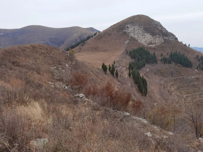 △//断壁残垣的齐长城南段遗址，尽收眼底