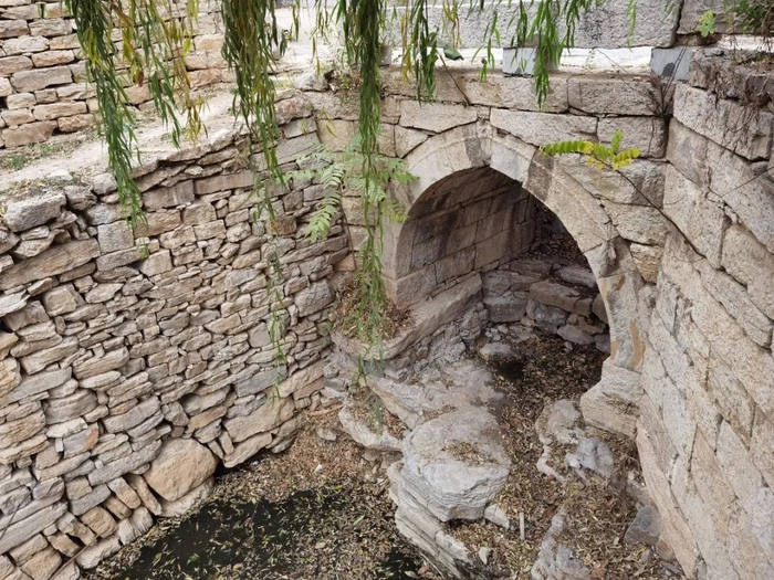 △//.这条赢汶河水源充沛，四季水流不断