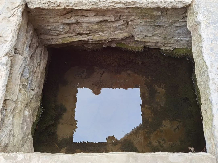 △//顺着石阶向下走，便来到了泉水旁