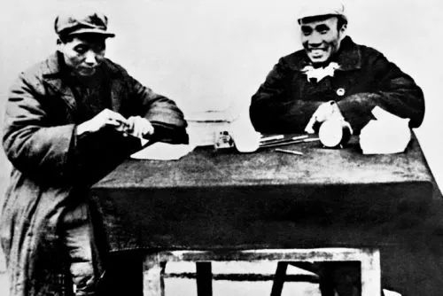 △1936年11月底，朱德率红军总司令部抵达陕北保安县（今志丹县）与党中央会合。图为朱德与毛泽东在一起