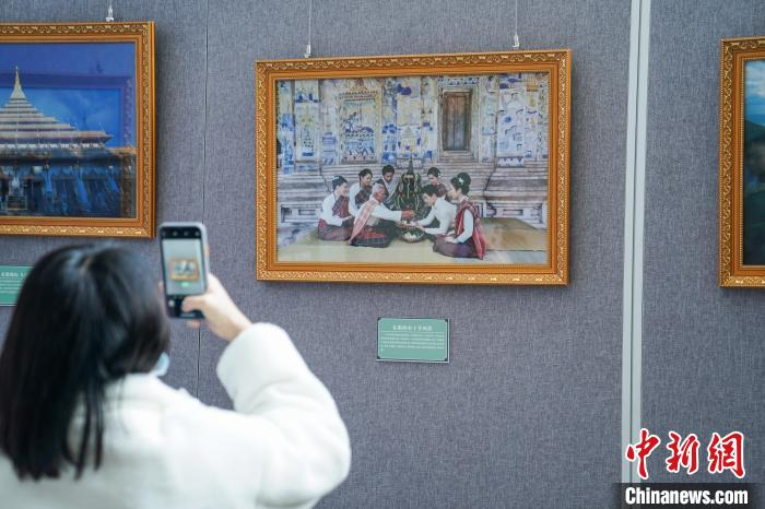 观众在观看图片展。　陈冠言 摄