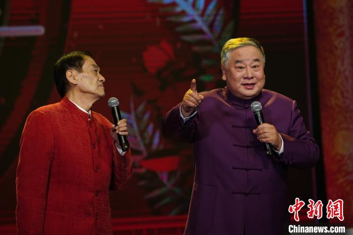 赵炎(右)表演。中国广播艺术团供图