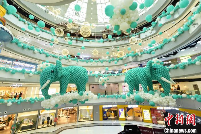 蓝气球打造的大象造型吸眼球。　陈超 摄