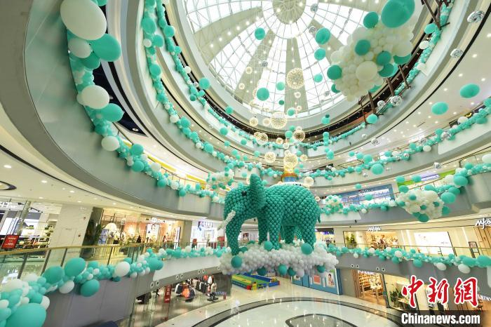 蓝气球打造的大象。　陈超 摄