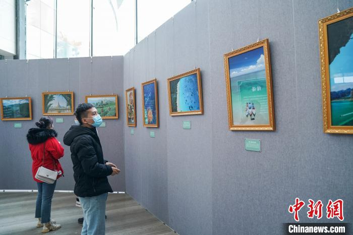 观众在观看图片展。　陈冠言 摄