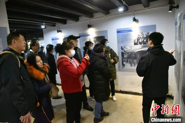台胞台属参观大陈岛台胞文史馆 范宇斌 摄