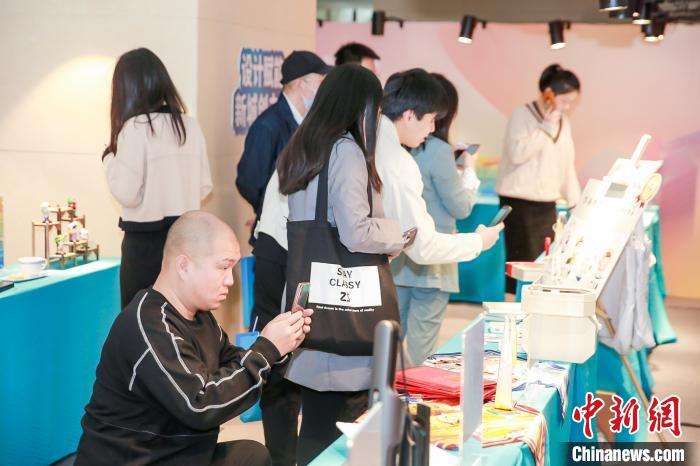 观众驻足参观本届“海丝杯“工业设计大赛优秀作品。　孙虹 摄