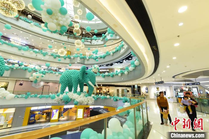 蓝气球打造的大象造型吸引民众参观。　陈超 摄