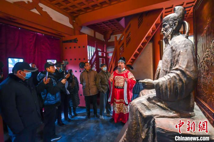 游客在馆内参观游览。　武俊杰 摄