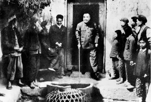 △1960年3月9日，朱德在老家四川仪陇县马鞍公社琳琅大队看望社员