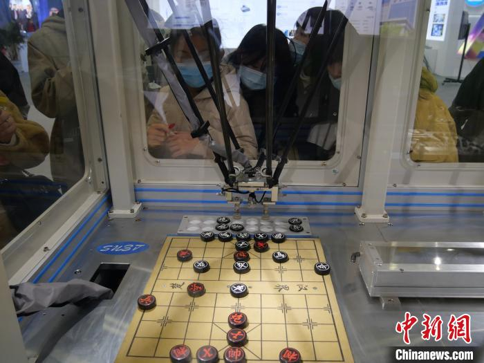 机器人下象棋。　王昊昊 摄
