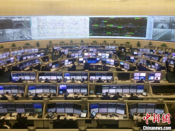 中国铁路上海局集团有限公司调度指挥中心大厅。　许文峰 摄