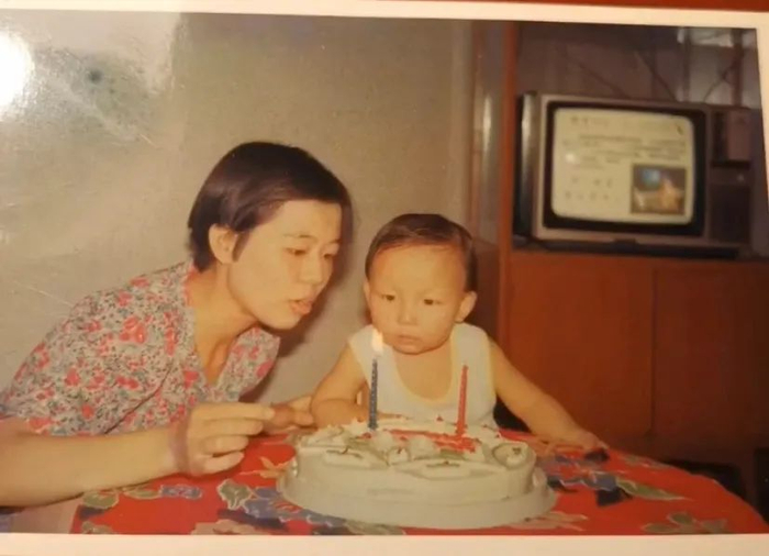 姚策小时候和妈妈许敏。受访者供图