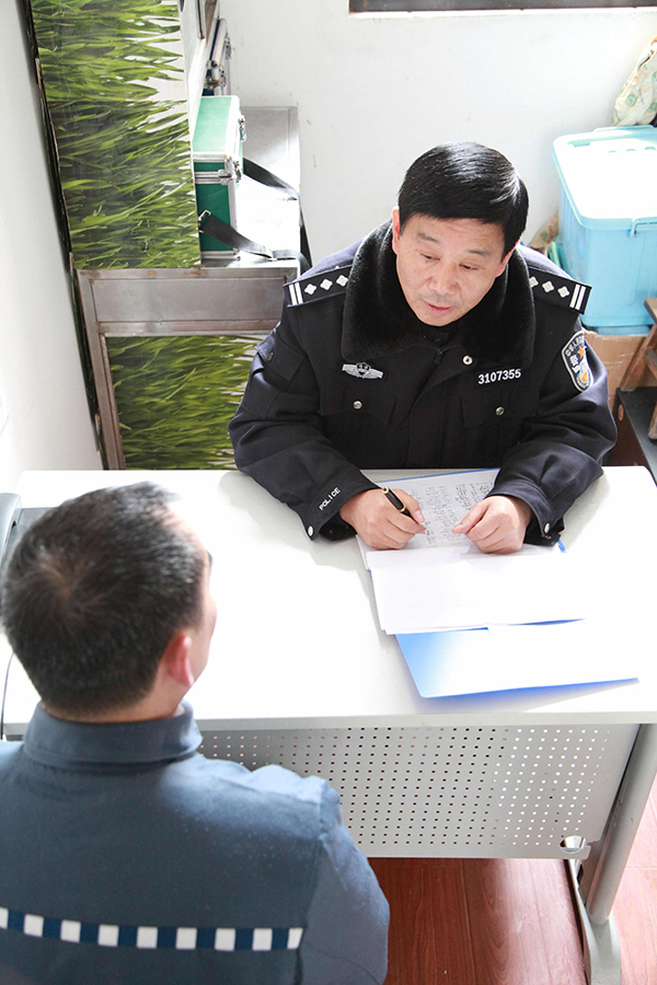 胡水清（上）在监区工作 &nbsp;本文图片均为上海新收犯监狱提供